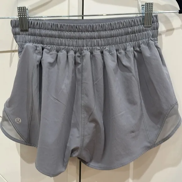(6362) Lululemon Hotty Hot High-Rise Lined Short 2.5&quot; Rhino Grey in Sz 4