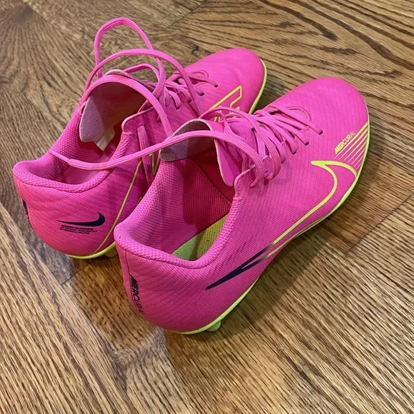 Kids Nike Mercurial Vapor 15 Club Soccer Cleats. Size 4.5Y. Excellent Condition.