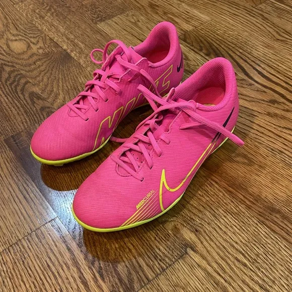 Kids Nike Mercurial Vapor 15 Club Soccer Cleats. Size 4.5Y. Excellent Condition.
