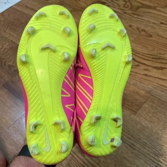 Kids Nike Mercurial Vapor 15 Club Soccer Cleats. Size 4.5Y. Excellent Condition.