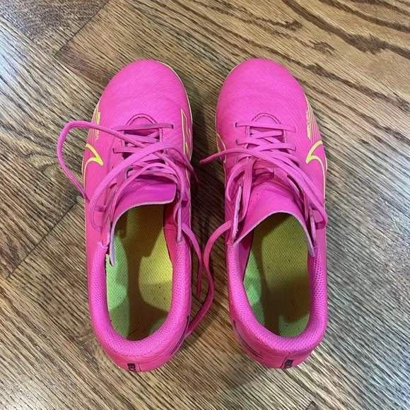Kids Nike Mercurial Vapor 15 Club Soccer Cleats. Size 4.5Y. Excellent Condition.