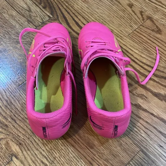Kids Nike Mercurial Vapor 15 Club Soccer Cleats. Size 4.5Y. Excellent Condition.