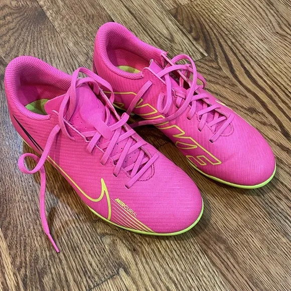 Kids Nike Mercurial Vapor 15 Club Soccer Cleats. Size 4.5Y. Excellent Condition.