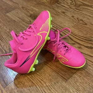 Kids Nike Mercurial Vapor 15 Club Soccer Cleats. Size 4.5Y. Excellent Condition.