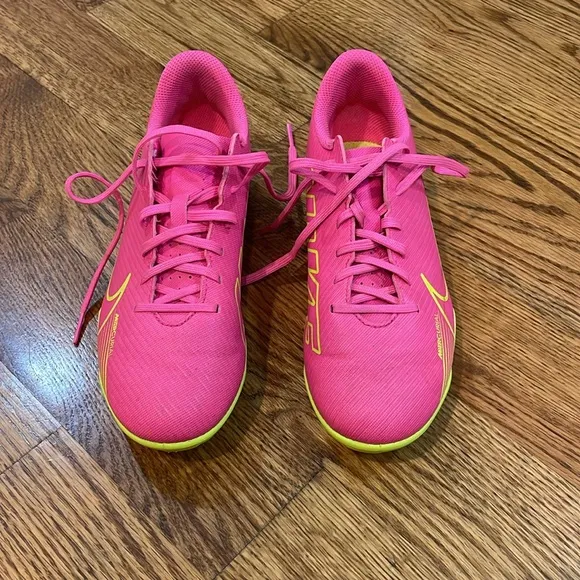 Kids Nike Mercurial Vapor 15 Club Soccer Cleats. Size 4.5Y. Excellent Condition.