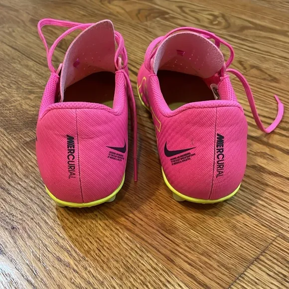 Kids Nike Mercurial Vapor 15 Club Soccer Cleats. Size 4.5Y. Excellent Condition.