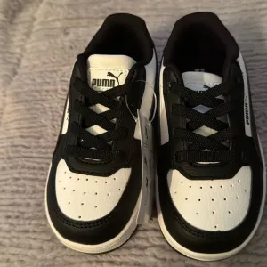 Kids size 8C Puma NWT non marking rubber sole Nylon upper