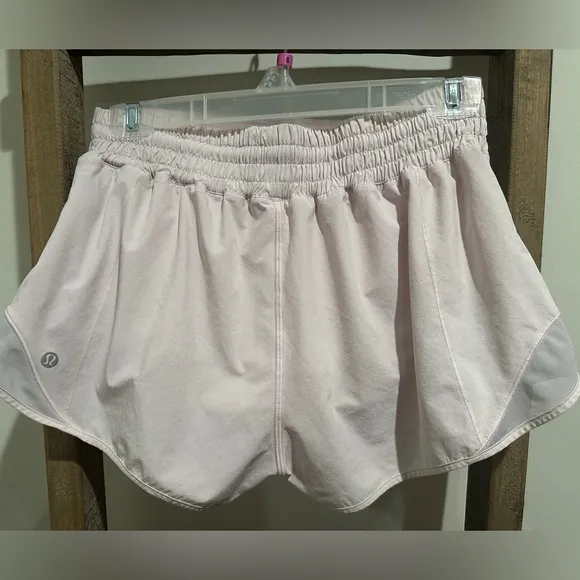 Lululemon Hotty Hot High-Rise Lined Short 2.5&quot;Meadowsweet Pink color EUC