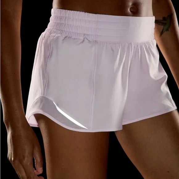 Lululemon Hotty Hot High-Rise Lined Short 2.5&quot;Meadowsweet Pink color EUC