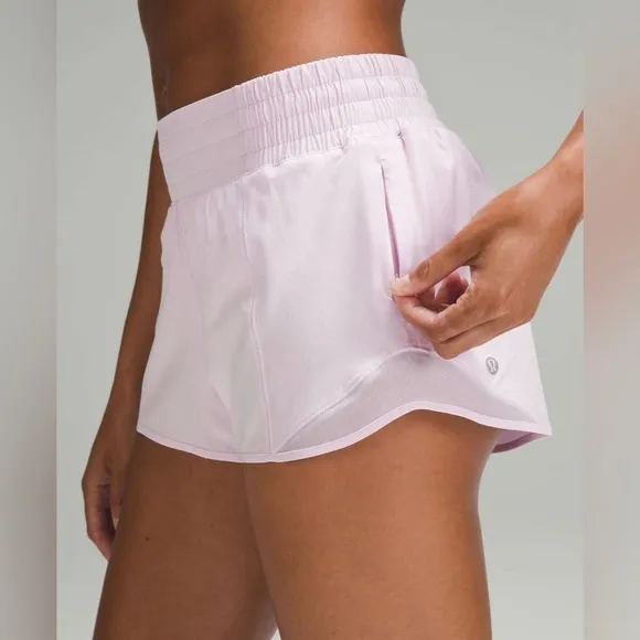Lululemon Hotty Hot High-Rise Lined Short 2.5&quot;Meadowsweet Pink color EUC