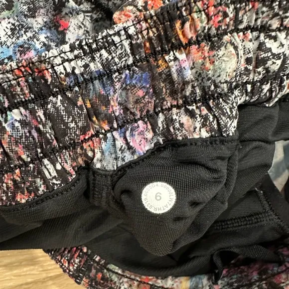 Lululemon Hotty Hot Short II 2.5 inch Vitalize Black Multi Color Run Pickleball