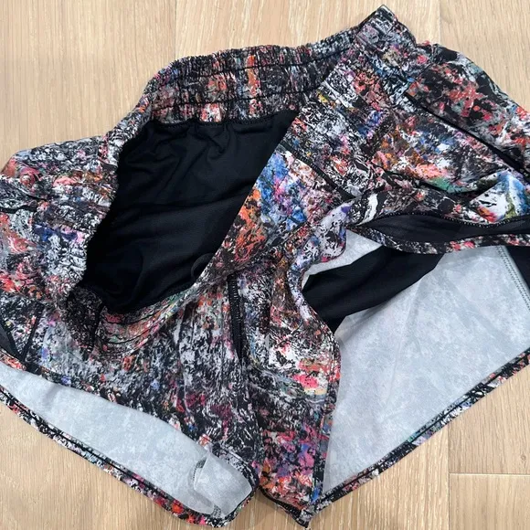 Lululemon Hotty Hot Short II 2.5 inch Vitalize Black Multi Color Run Pickleball
