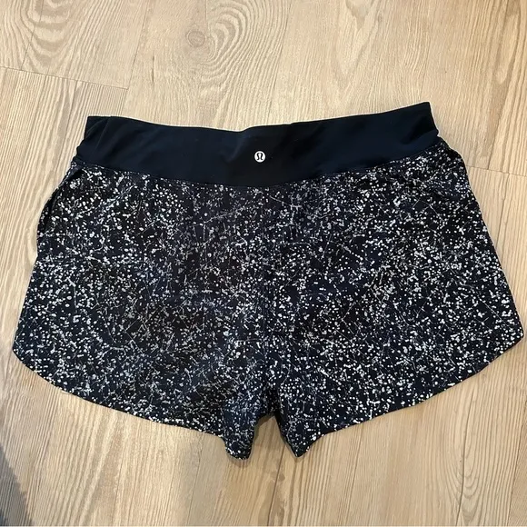 Lululemon *Rare* Find Your Pace Short 3&quot; *LinedCrinkle Dust Reflective size 10