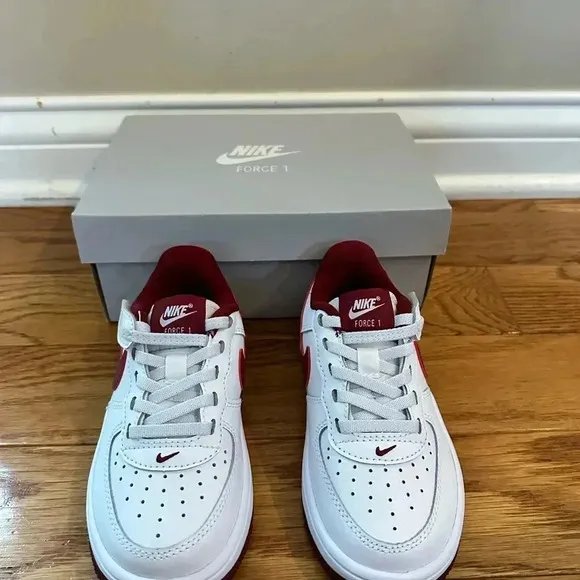 New boys /toddlers Nike Air Force 1 Low Ez on tennis shoes sneakerSize 10