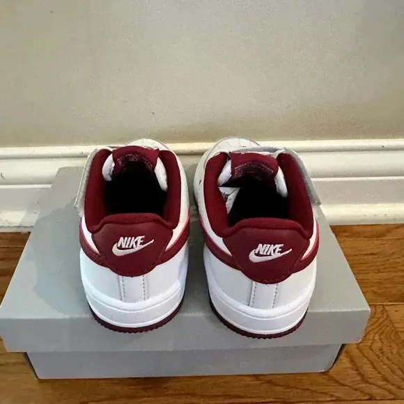 New boys /toddlers Nike Air Force 1 Low Ez on tennis shoes sneakerSize 10