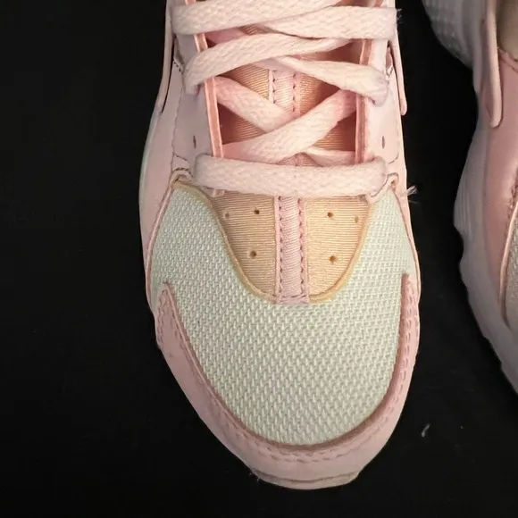 Nike Girls Pink Air Huarache Size 2  DS-034