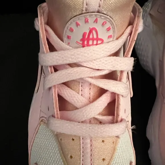 Nike Girls Pink Air Huarache Size 2  DS-034