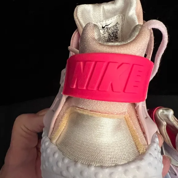 Nike Girls Pink Air Huarache Size 2  DS-034