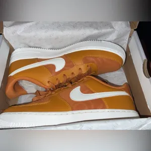 Nike (GS) Air Force 1 LV8 2 Monarch/Sail- 7Y/W8.5