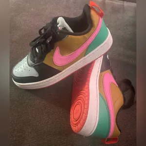 NIKE Sneakers Women's and Youth Size/Unisex