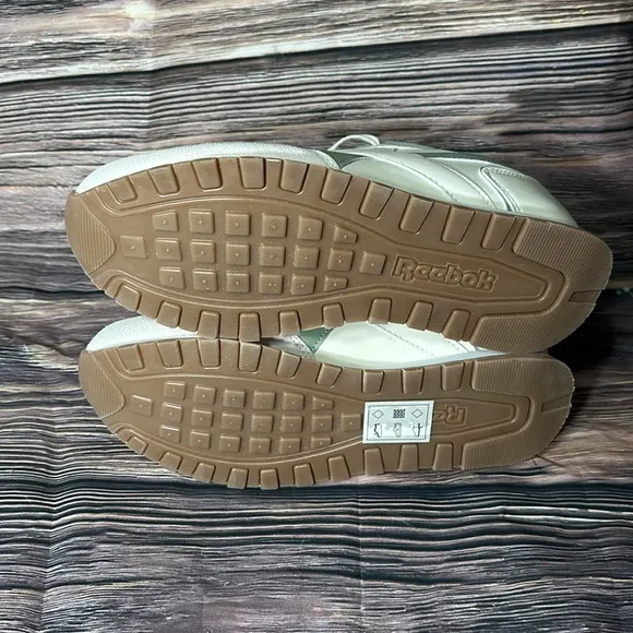 Reebok Harman Run Mens Size 9.5 Cream / Light Green Leather Shoes NWT