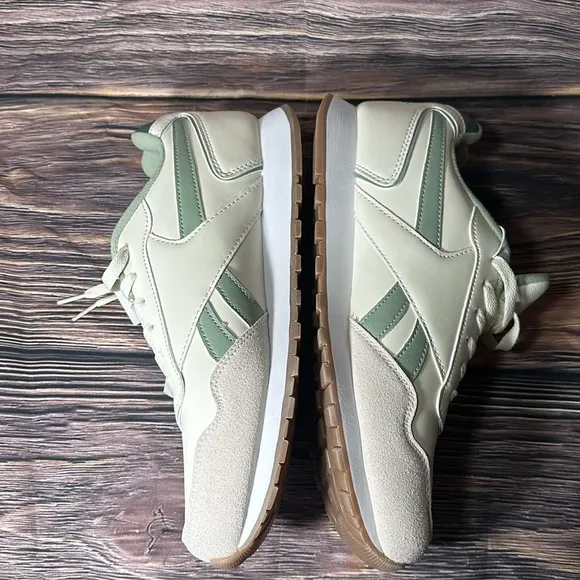 Reebok Harman Run Mens Size 9.5 Cream / Light Green Leather Shoes NWT