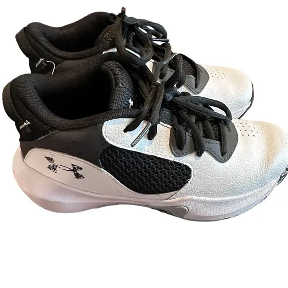Under Armour Black and White Tennis Basketball Shoe- Size 2.5