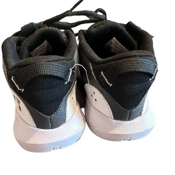 Under Armour Black and White Tennis Basketball Shoe- Size 2.5